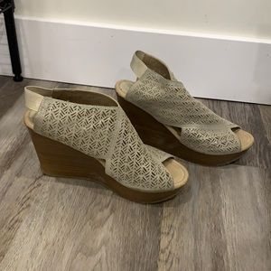 Reaction sparkly wedges